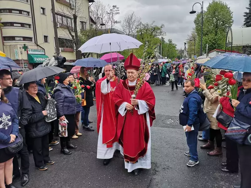 Catolicii sărbătoresc azi Floriile. Procesiunea de pe străzile Capitalei, marcată de ploaie (FOTO: Dumitru Angelescu)