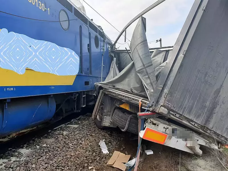 Un tren de marfă a lovit un camion la ieșire din Fetești (1)
