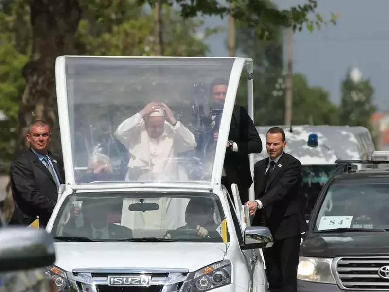 CORESPONDENȚĂ DIN BULGARIA/ Reporterii Libertatea l-au văzut pe Papa Francisc în vizita din Bulgaria și știu secretul unui salut sincer din papamobil. „San Lorenzo” a adus un zâmbet larg