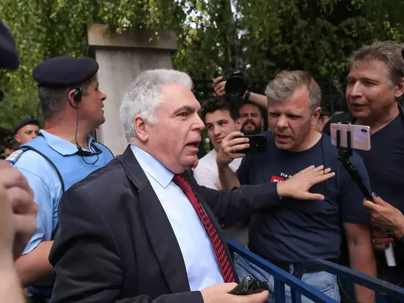 Adrian Severin, huiduit de protestatari la Instanța Supremă