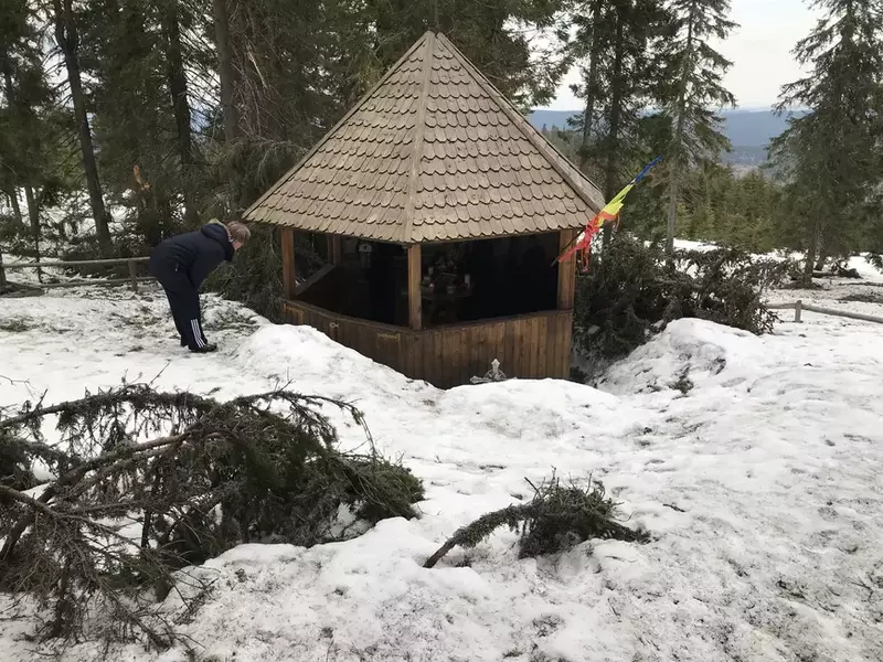 Altarul construit de moți în 2014. Zăpada e încă mare!