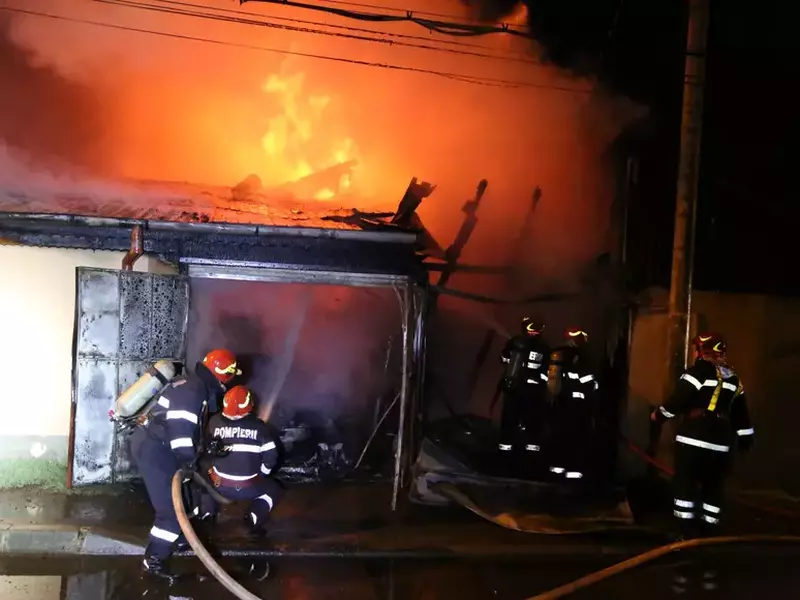 Două case şi un garaj din sectorul 4 au fost cuprinse de flăcări, în această dimineaţă
