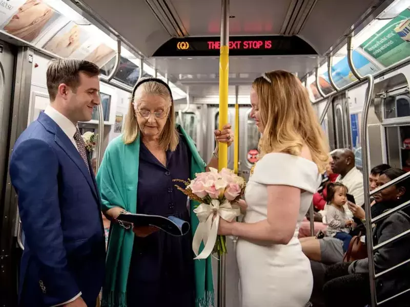 Nuntă inedită în SUA. Doi tineri s-au căsătorit în metroul din New York
