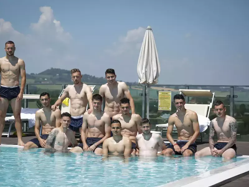 Titularii la piscină, rezervele la antrenament