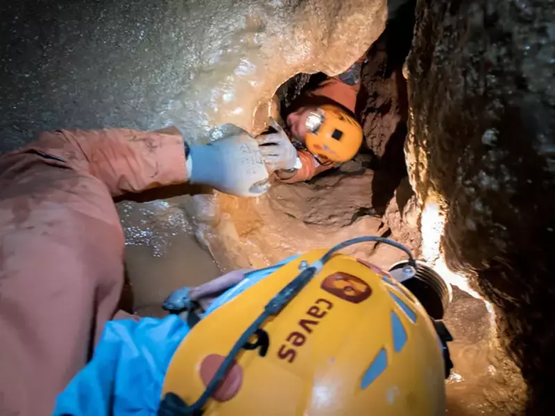 CAVES_2016_tight_crawl_node_full_image_2