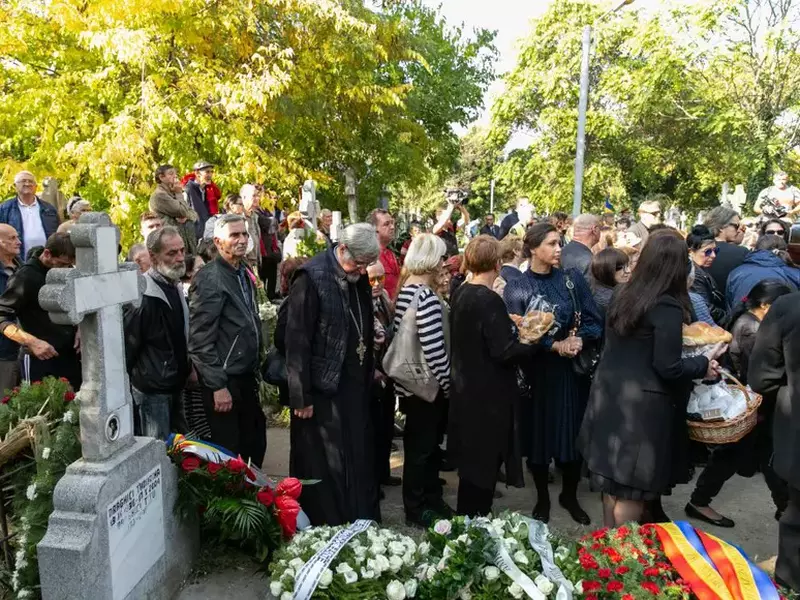 Sute de oameni au venit la cimitirul Sfânta Vineri pentru a participa la înmormântarea Tamarei Buciuceanu