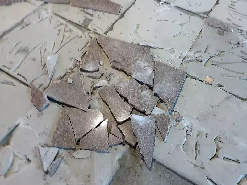 Dală din granitul vechi care urmează să fie înlocuit