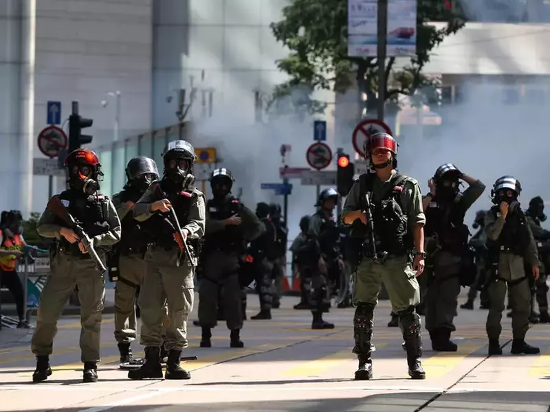 Forțele de ordine au intervenit pentru a dispersa protestatarii care au ieșit în stradă după ce un tânăr a fost împușcat de un polițist. foto: EPA
