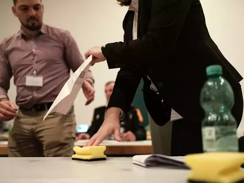 Membrii secției de votare nr. 190 din Offenbach am Main, Germania. Numărătoarea voturilor