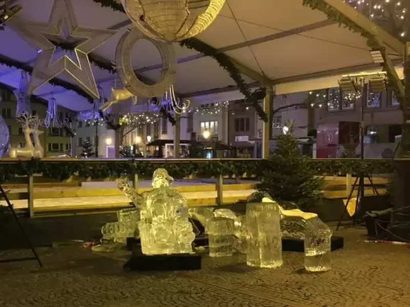 Targul de Craciun Luxemburg-statuie gheata-copil mort