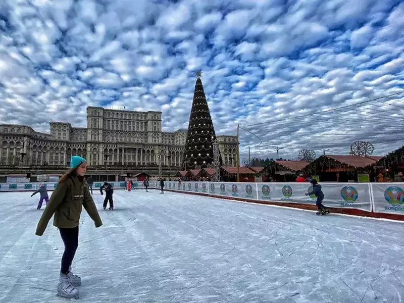 O tură pe patinoar e perfectă la primele ore ale dimineții FOTO: Andrei Crăițoiu