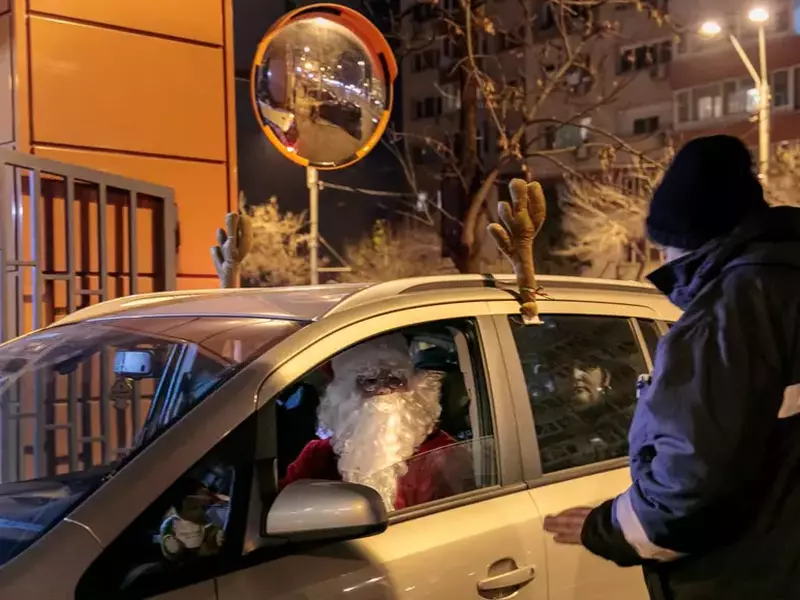 Moș Crăciun ajunge la spital