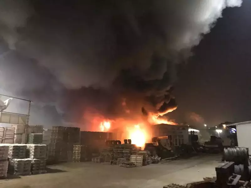 Incendiu de proporții la un depozit din București. Pompierii au venit cu 12 autospeciale