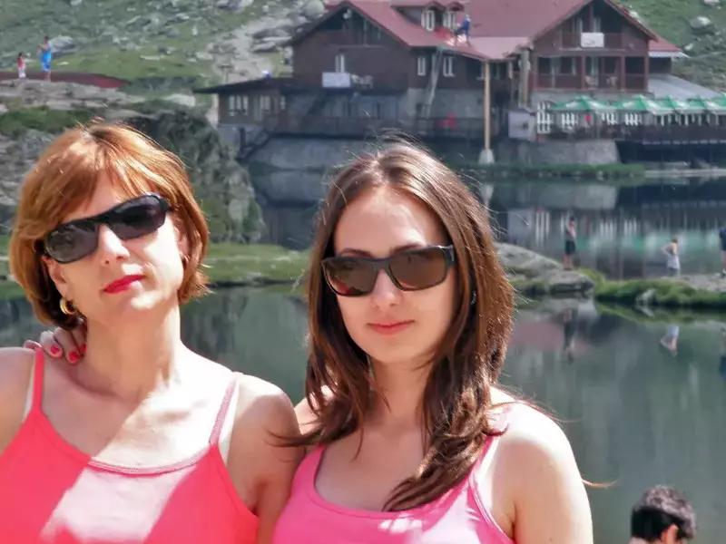 Mariana și fiica ei Georgiana, în vacanță