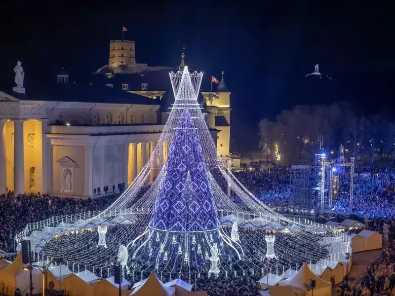 Cel mai frumos brad de Crăciun de pe continent. Laurii au revenit superbului pom de la Vilnius (Lituania), care are o inăltime de 27 m, fiind iluminat cu 6.000 de beculețe prinse pe 5 km de cablu