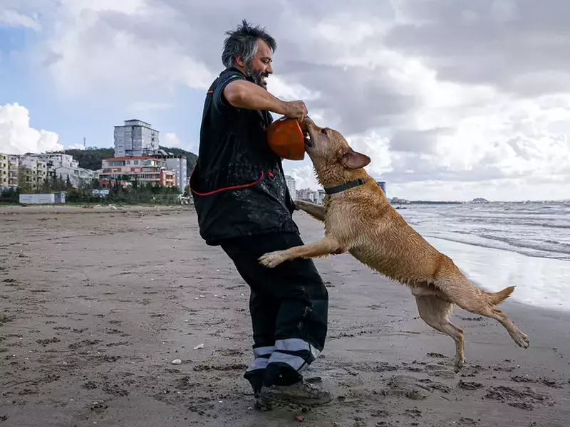 Billy are 8 ani, dar este foarte energic și apt de muncă