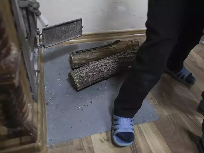 Copii ținuți desculți pentru a nu murdări parchetul nou schimbat la o grădiniță din Ialomița. Explicația învățătoarei: „Așa au fost învățați” sursă foto: Inquam Photos / Octav Ganea