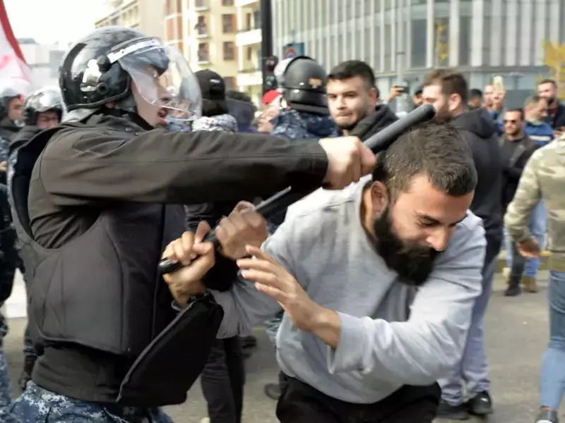 Forțele de ordine au încercat să respingă cu violență protestatarii de la Beirut FOTO: EPA