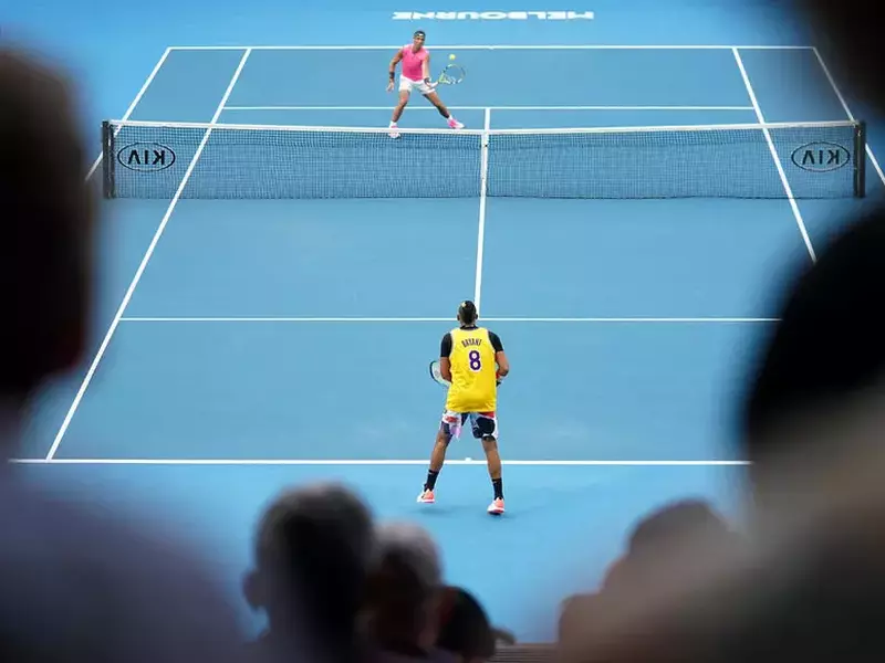 Nick Kyrgios a făcut încălzirea de dinaintea meciului cu rafael Nadal îmbrăcat într-un maieu cu numele lui Kobe Bryant FOTO: EPA