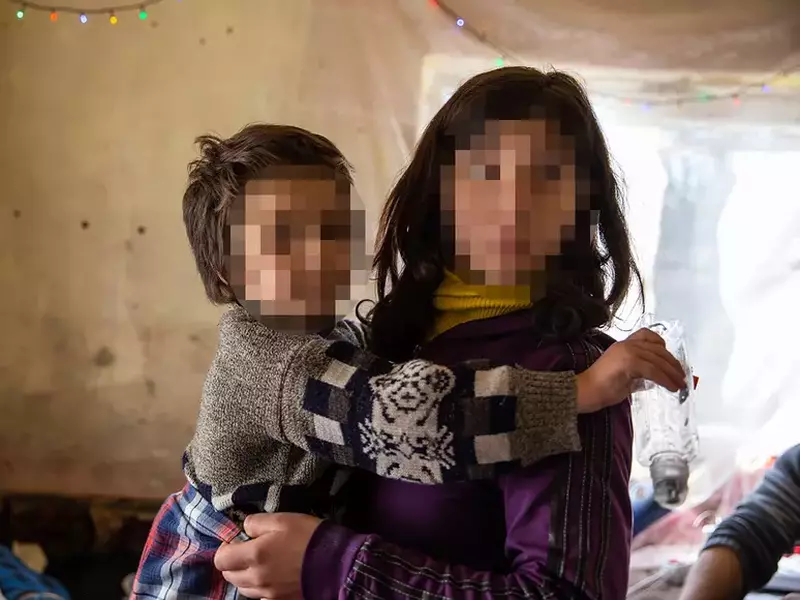 Alexandra, 16 - fata violata, in brate cu Gabriela, 5 ani