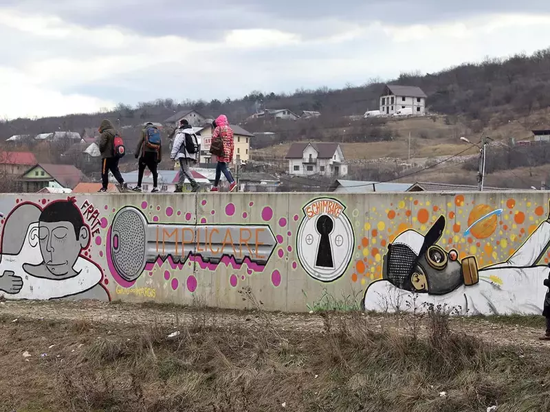 Copii merg la scoală pe „zidul Berlinului”