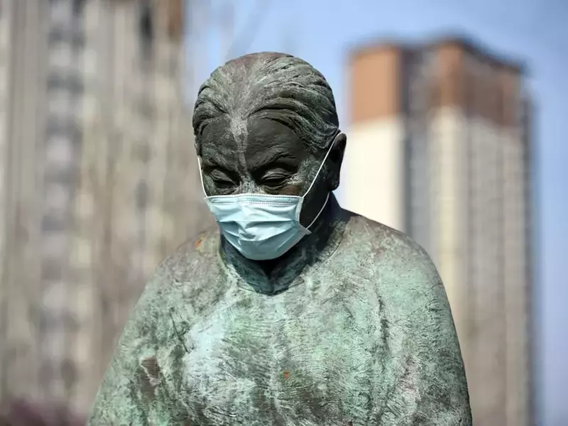 Chinezii au pus măști statuilor din parcuri pentru a transmite populației cât de importantă este protecția împotriva coronavirus FOTO: Hepta