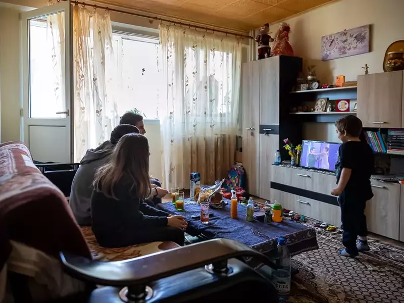 Mihai, Ionuț și Irina se uită la un film pentru copii, în timp ce Andrei aleargă, plin de energie, prin casă.