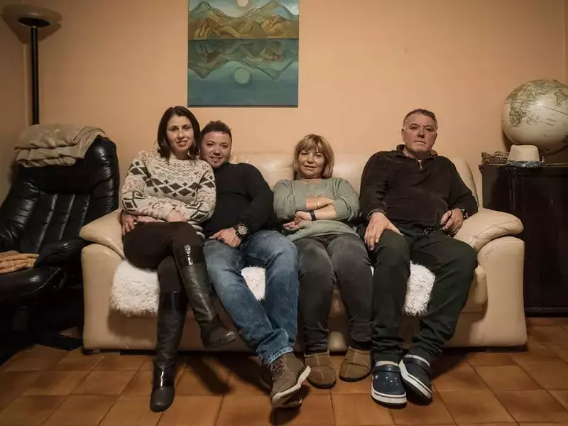 Ana, Robert, Mariana și Romeo în casa lor din Calaf, Comunitatea Autonomă Catalonia