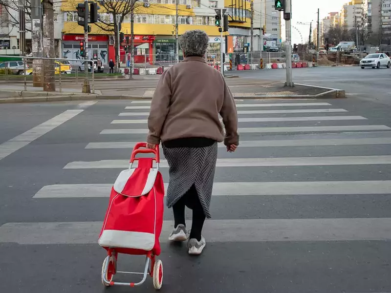 Georgeta traversează strada după ce Poliția a oprit-o pentru a patra oară într-o singură zi. Le-a promis oamenilor în uniformă că nu se mai întoarce la chioșc. Acum se îndreaptă spre stația de tramvai.