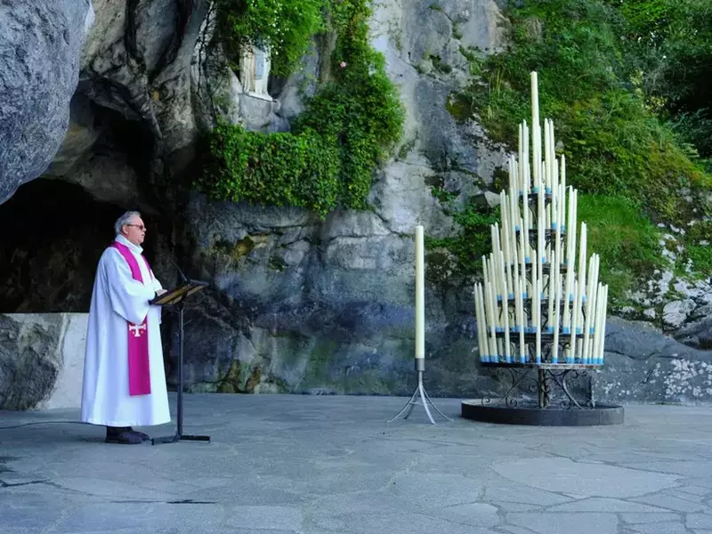 Un preot oficiază liturghia la Sanctuarul Maicii Domnului de la Lourdes (Franța), unul dintre cele mai importante locuri de pelerinaj pentru creștini, care anul acesta este gol