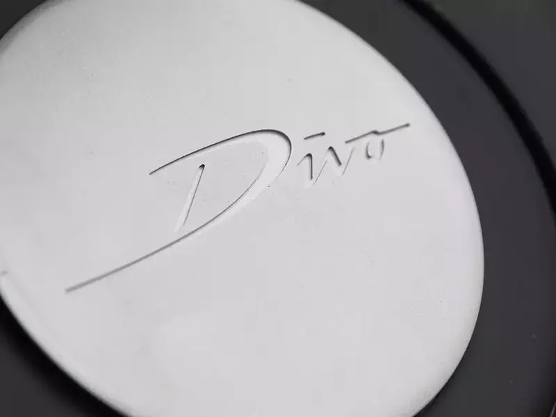 Bugatti lance une nouvelle super car, la Divo. Seuls les propriétaires de Bugatti Chiron pourront acheter l’une des 40 Divo construites au prix de 8.5 millions de dollars