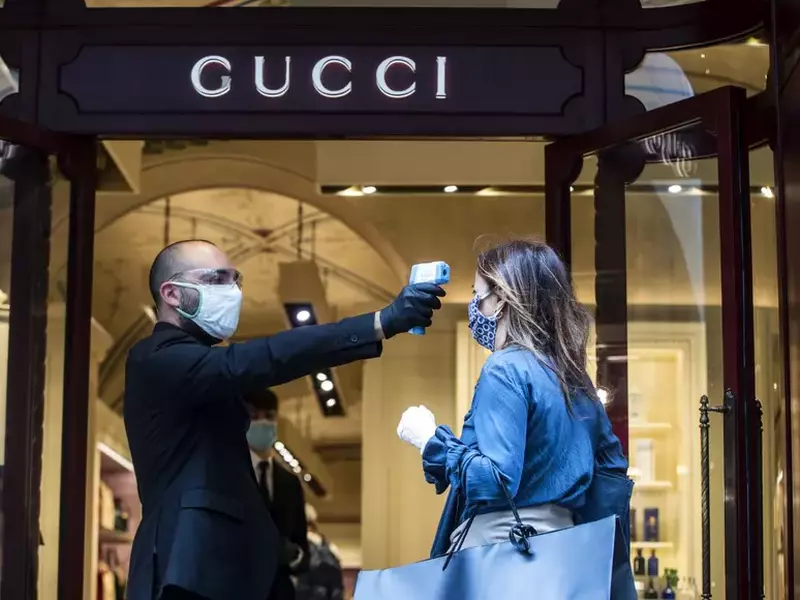 Magazinele aplică măsuri speciale de siguranță FOTO: EPA