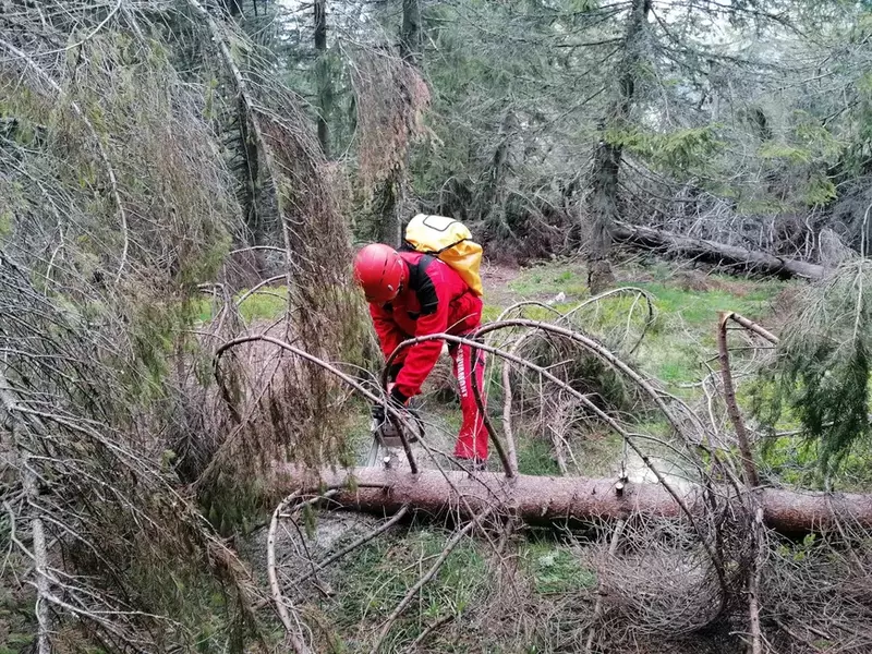 Salvamontiștii poartă de grijă potecilor de munte