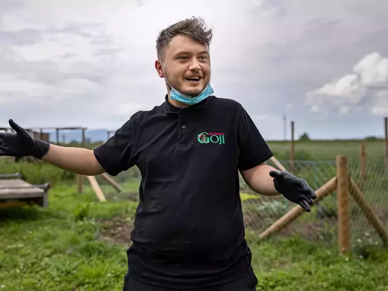 Eduard ne invită să vizităm plantaţia