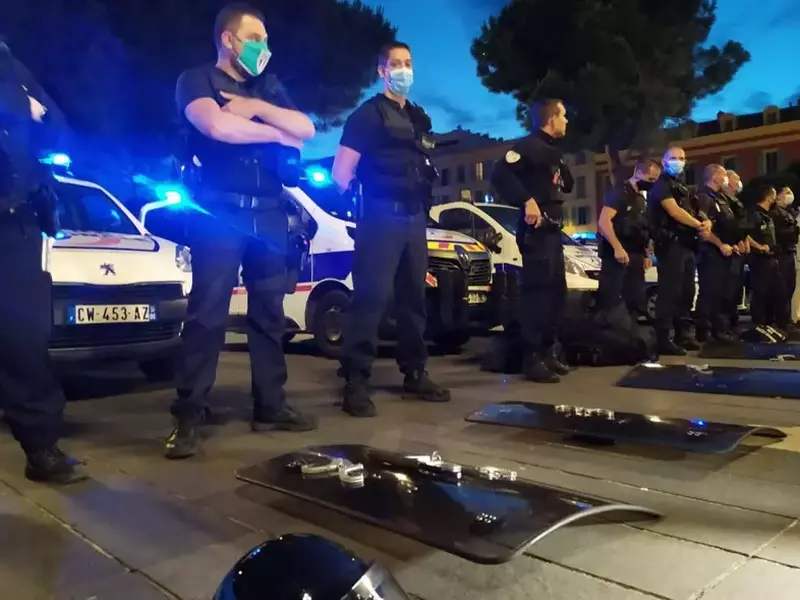Polițiștii, în fața unei secții din Nice