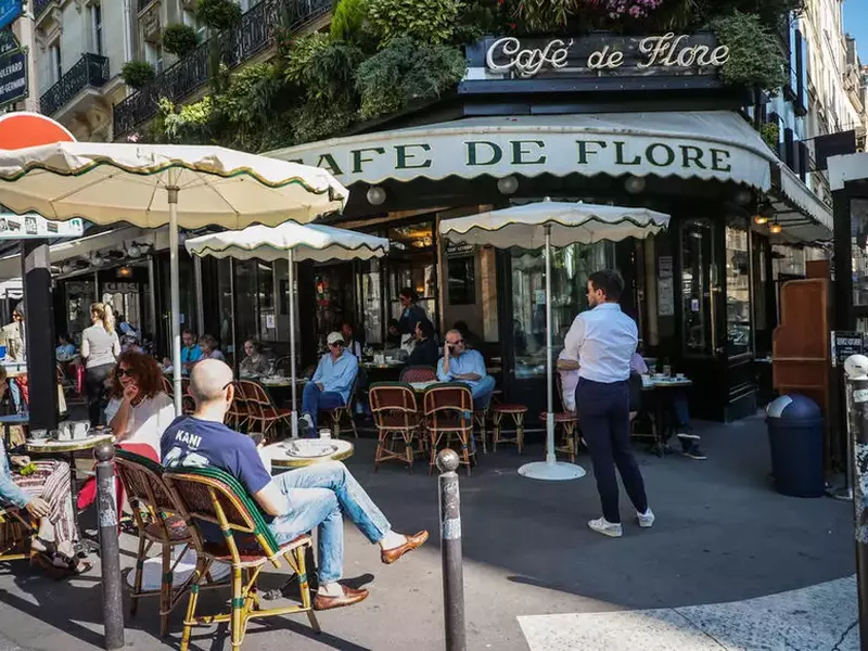 Terasa 'Cafe de Flore', din Cartierul Latin, Paris