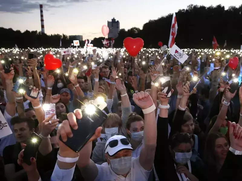 Zeci de mii de persoane au ieşit în stradă la un miting al opoziţiei joi la Minsk FOTO: EPA