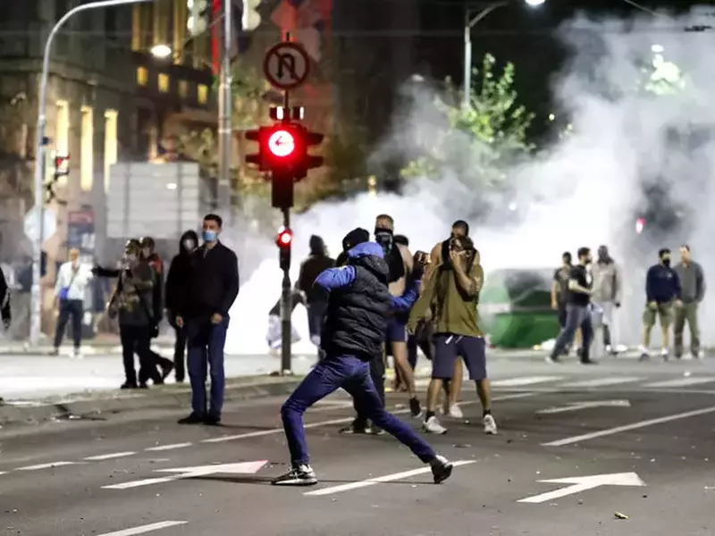 Proteste violente la Belgrad, în fața Parlamentului. Foto: EPA