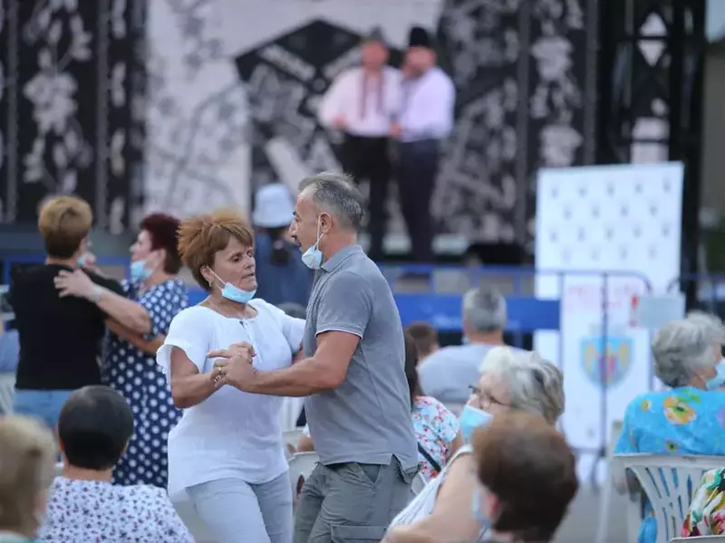 Artiștii nu au îndemnat la distanțare, ci la dans