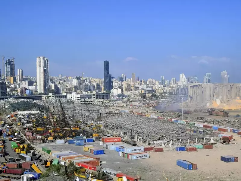 Dubla explozie de marți a fost produsă de aprinderea unui depozit în care se aflau 2.700 de tone de nitrat de amoniu. Portul Beirut a fost devastat FOTO: EPA