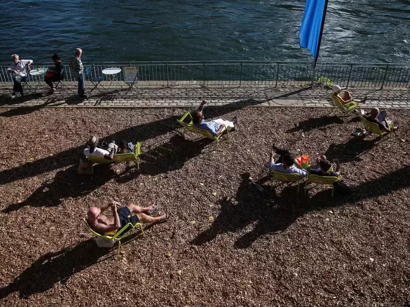 La plajă pe malul Senei, în Paris