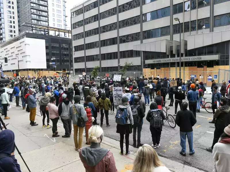 Protestatarii reuniți în fața sediului tribunalului unde au fost audiați cei patru polițiști implicați în uciderea lui George Floyd. Foto: EPA
