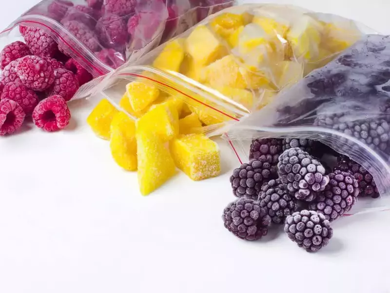 Fructe congelate - zmeură, mango, mure congelate în pungi de plastic