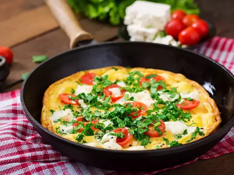 Omletă cu roșii, cașcaval și pătrunjel