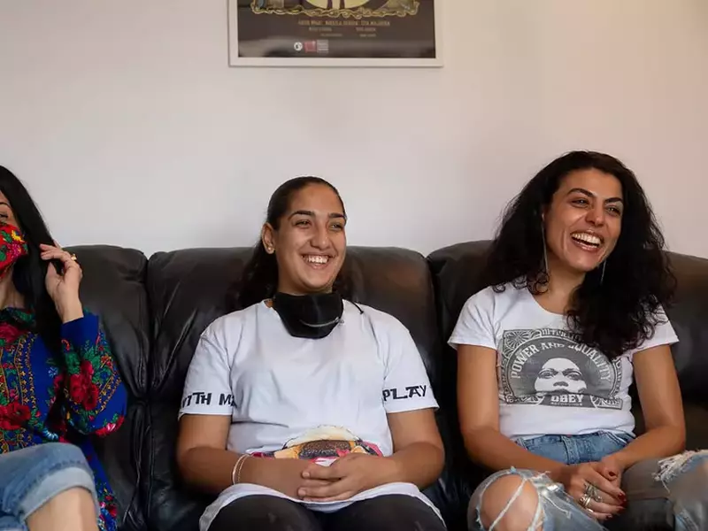 Mihaela Drăgan (dreapta) și Zita Moldovan (stânga) au fondat prima trupă de teatru rom din România, Giuvlipen. Nicoleta Ghiță (centru) li s-a alăturat în urmă cu un an. Foto: Vlad Chirea