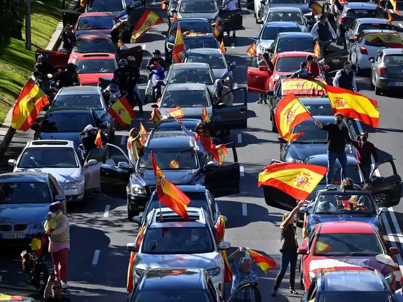 Protest din mașini la Madrid, față de restricțiile antiepidemice, chiar de Ziua Spaniei