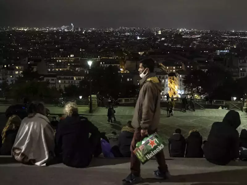 Tinerii din Paris se bucură de o ultimă plimbare după ora 21.00