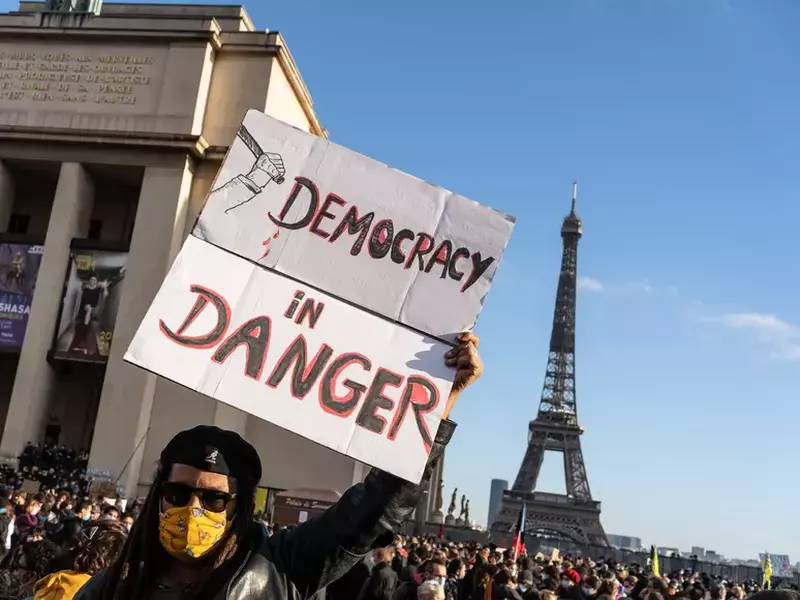 VIDEO | Mii de francezi protestează la Paris față de o lege care limitează identificarea poliţiştilor. Român stabilit în Franţa: „Vor fi lupte mari”