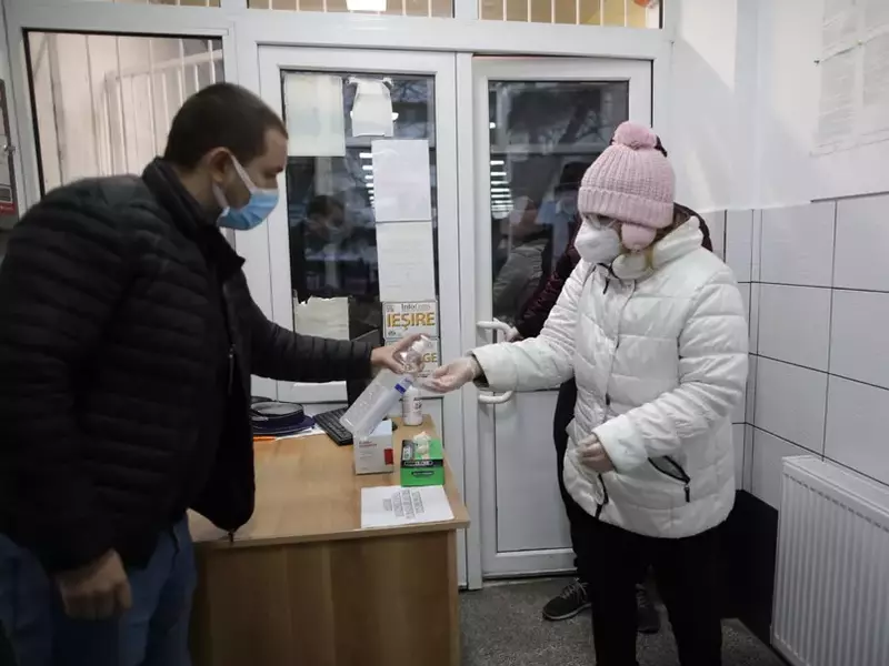 La intrarea în secția de votare, alegătorii trebuie să-și dezinfecteze mâinile
