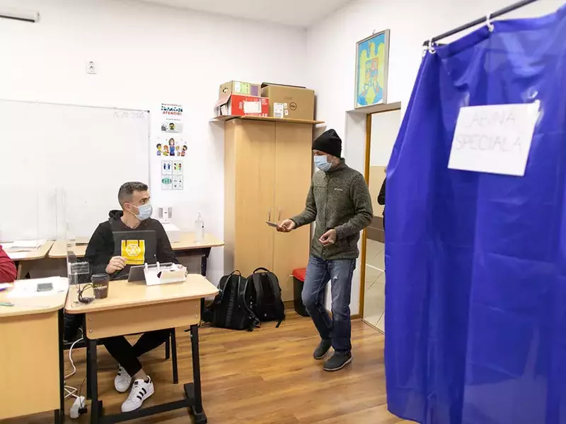 Valeriu Nicolae în secția de votare